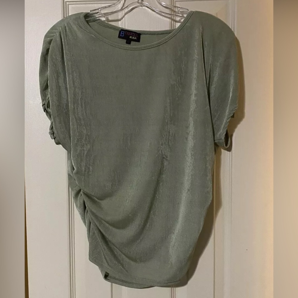 B Famous Women’s Green Blouse Short Sleeve Pullover StretchTop Large Made/USA
